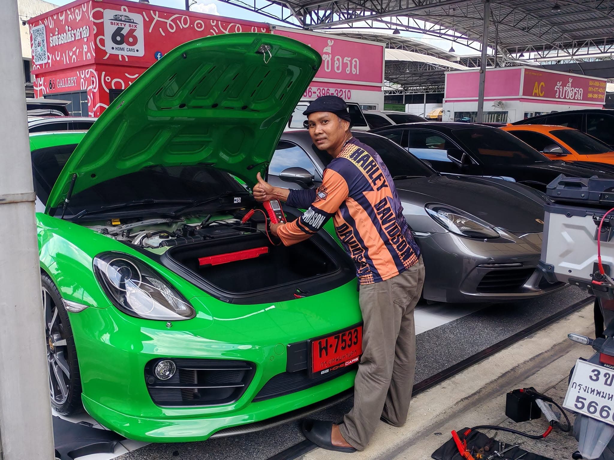 ช่างกำลังตรวจเช็กแบตเตอรี่รถยนต์นอกสถานที่